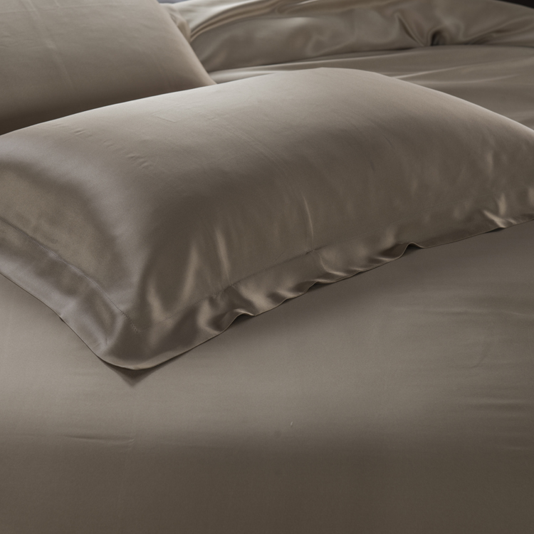 Bespoke OEKO-TEX Mulberry Silk Comforter Bedding Set with Silk Fitted Sheets